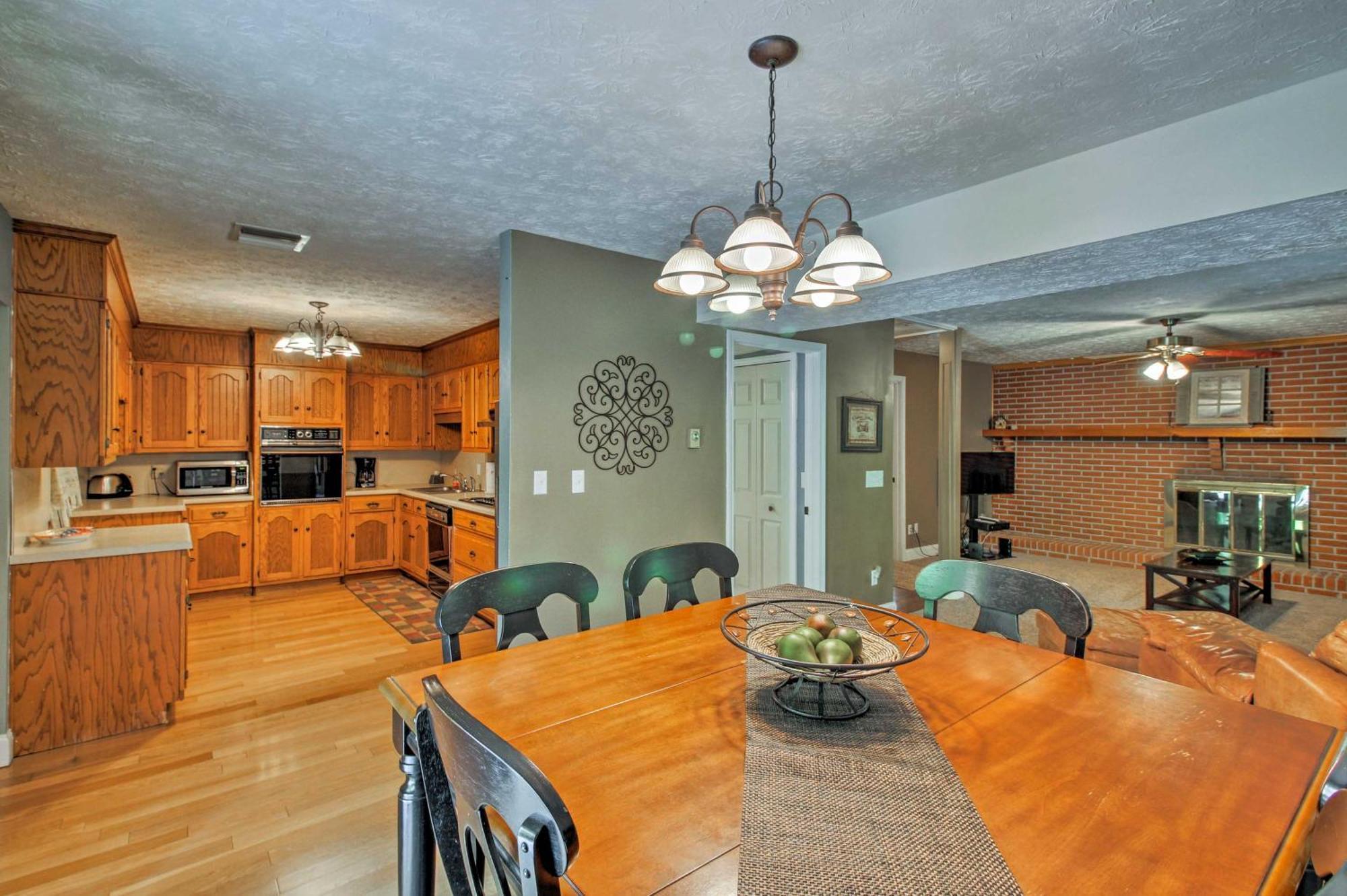 Spacious Georgia Getaway With Dock On Lake Lanier! Gainesville Exterior photo